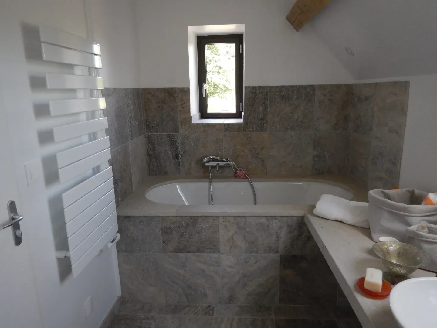 6 salle  de bain baignoir meuble vaque carrelage habillage pierre naturelle