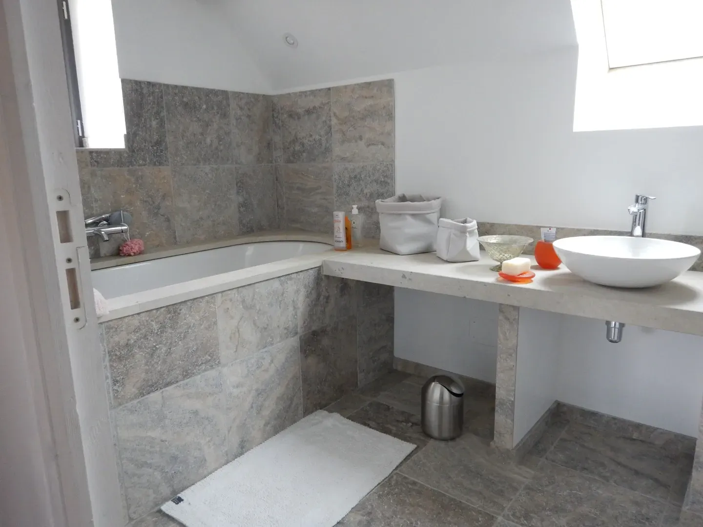 6 salle de bain baignoir meuble vaque carrelage habillage pierre naturelle