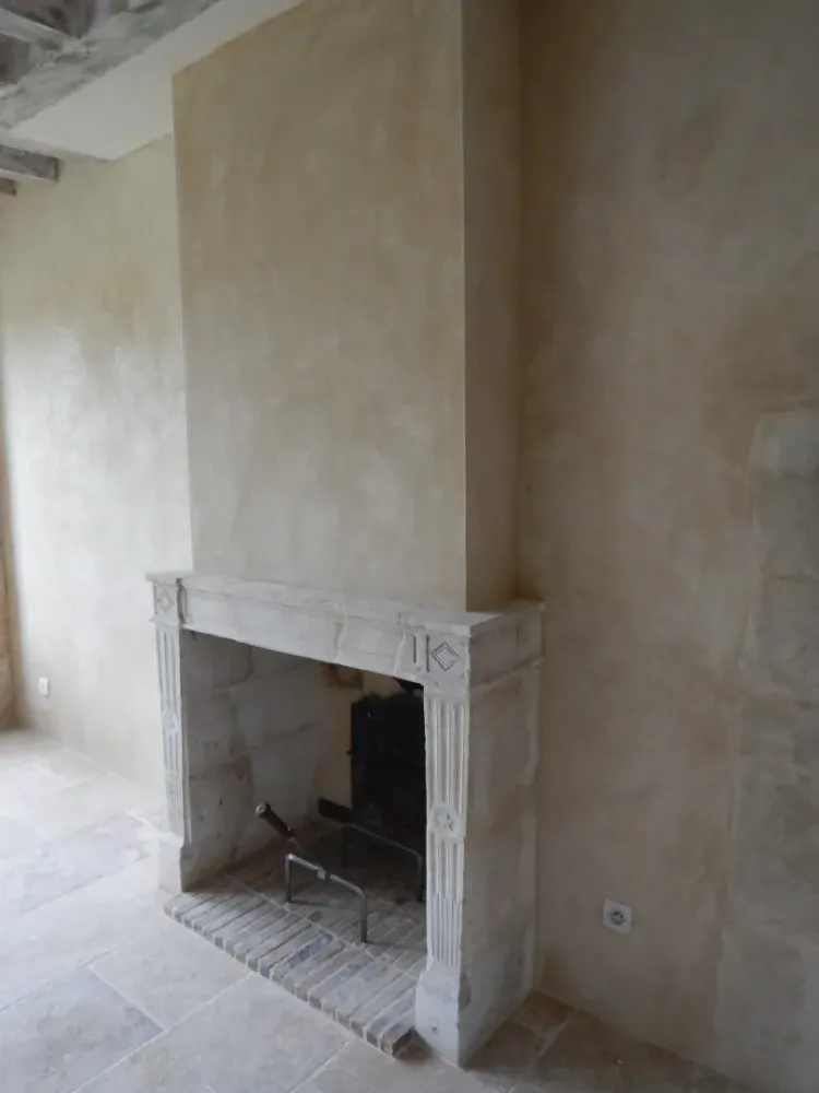 7 Cheminée ancienne enduit chaux sable lissé âtre brique dallage travertin mortagne au perche orne webp