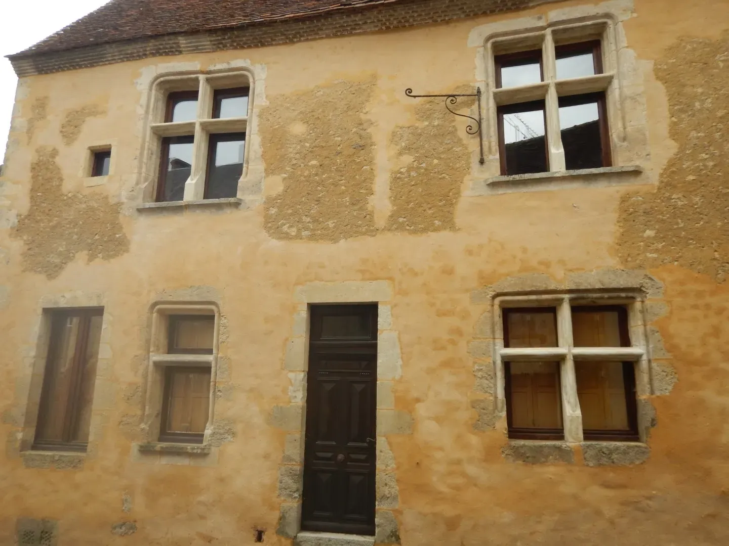 16 meneaux pierre reprises partielles d'enduits extérieurs chaux sable perche orne 61 bellême finition pierre à peine vuwebp