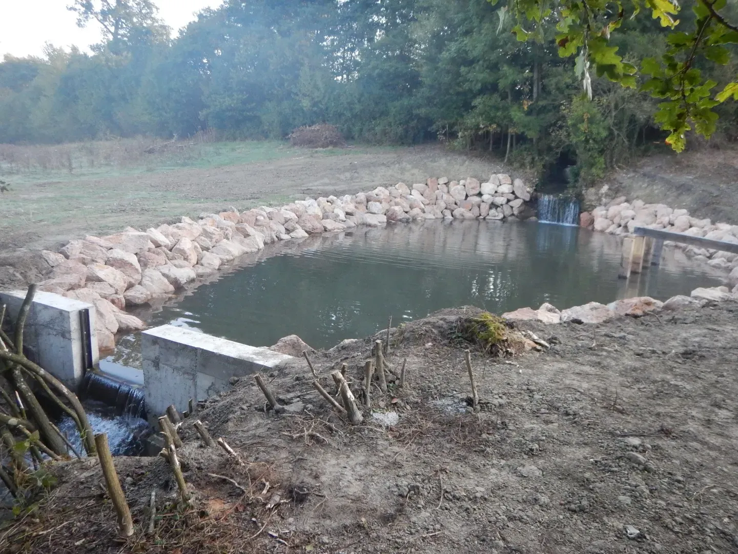 17 Barrage béton chêne orne perche 61 bassin ponton chêne cascawebp